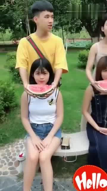 姐姐和妹妹吃瓜视频,姐姐妹妹共赏吃瓜视频欢乐时光